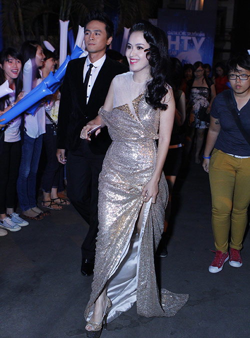 Nhức mắt vì Chung Thục Quyên hở bạo - 13