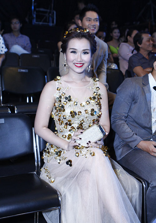 Nhức mắt vì Chung Thục Quyên hở bạo - 16