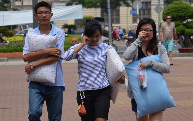 Giới trẻ Sài Gòn mang gối ra... đánh nhau - 1