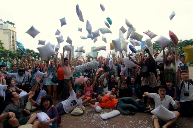 Giới trẻ Sài Gòn mang gối ra... đánh nhau - 11