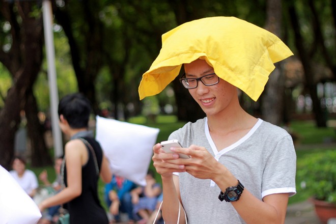 Giới trẻ Sài Gòn mang gối ra... đánh nhau - 3