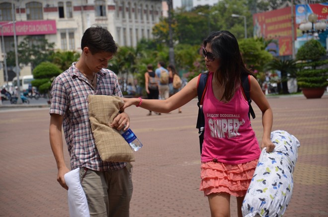 Giới trẻ Sài Gòn mang gối ra... đánh nhau - 4