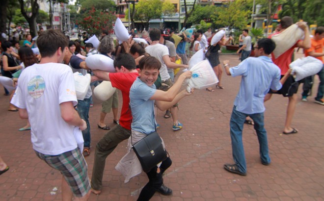 Giới trẻ Sài Gòn mang gối ra... đánh nhau - 5