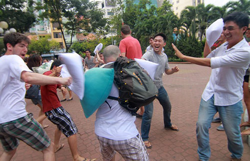 Giới trẻ Sài Gòn mang gối ra... đánh nhau - 6
