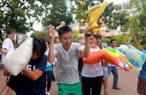 Giới trẻ Sài Gòn mang gối ra... đánh nhau - 7