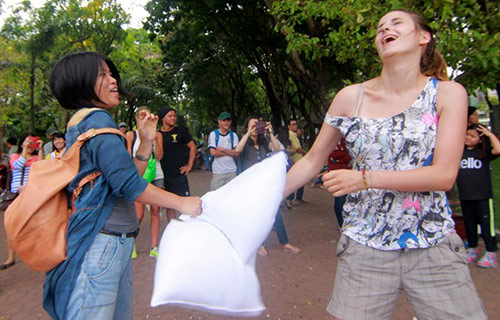 Giới trẻ Sài Gòn mang gối ra... đánh nhau - 8