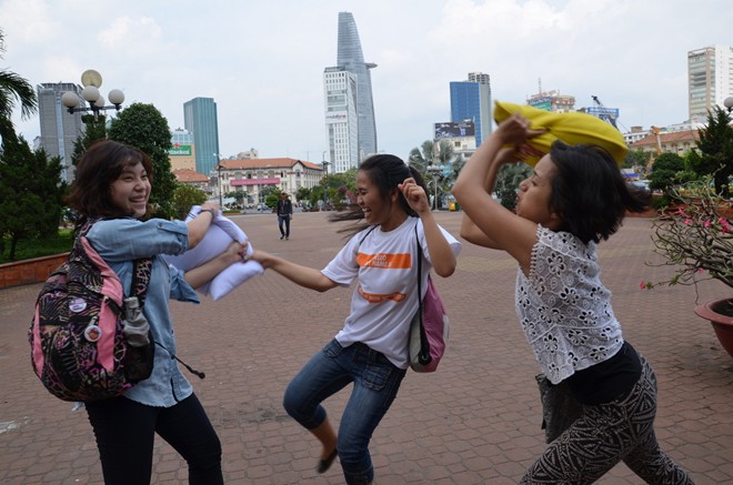 Giới trẻ Sài Gòn mang gối ra... đánh nhau - 9