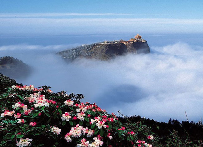 1. Núi Nga Mi còn gọi là 'Đại quang Minh sơn' nằm ở Trung Nam tỉnh Tứ Xuyên, thuộc miền Tây Trung Quốc. Đỉnh cao nhất của Nga Mi sơn là Vạn Phật, nằm trên ngọn núi chính Kim Đỉnh với độ cao 3.099 m.
