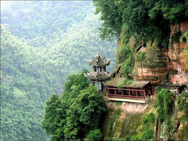  Nga Mi cũng là ngọn núi có nhiều chùa miếu và là một trong Tứ đại Phật giáo danh sơn của Trung Hoa, bên cạnh núi Ngũ Đài, núi Cửu Hoa và núi Phổ Đà. 

