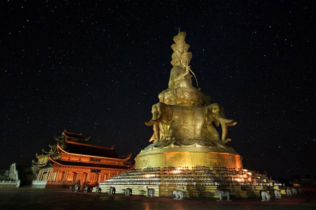 Chùa Vạn Niên trên núi Nga Mi có kiến trúc mang đậm dấu ấn của Đạo giáo.Trong chùa có bức tượng Phổ Hiền Bồ Tát cao 7,35 m, nặng 62 tấn, được xem là bức tượng Phật cao nhất thế giới, được đúc bằng đồng mạ 20 kg vàng bên ngoài và là điểm tham quan không thể bỏ qua khi đến Nga Mi.
