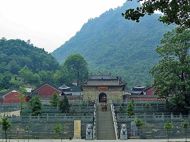 Đoạn đường dài 70 km từ chân núi đến đỉnh núi Võ Đang có đến 32 đền thờ Đạo Giáo chủ yếu được xây dựng theo lối kiến trúc thời nhà Nguyên, Minh, Thanh. Đạo Giáo ở Võ Đang thịnh vượng nhất vào thời Minh. Ngọn núi xinh đẹp này cũng được công nhận là Di sản thế giới vào năm 1994.

