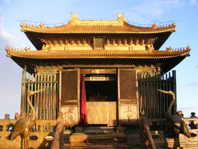 Một kiến trúc độc đáo không thể bỏ qua khi đến thăm núi Võ Đang, đó là tòa Trúc Kim Điện làm bằng đồng mạ vàng nặng đến 405 tấn,được xây dựng từ năm 1416 trên đỉnh núi. 
