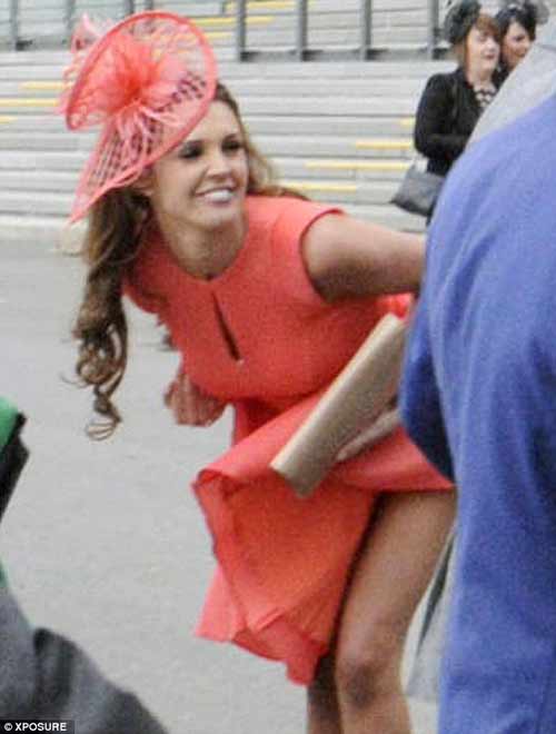 Danielle Lloyd mất điểm vì sự cố váy áo - 2