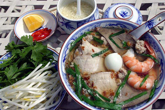 9. Hủ tiếu. Hủ Tiếu còn được gọi là Kuy Teav ở Cam-pu-chia, món ăn này được làm từ rất nhiều nguyên liệu và có thể ăn khô và ăn cùng nước súp.
