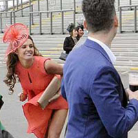 Xu hướng thời trang - Danielle Lloyd mất điểm vì sự cố váy áo