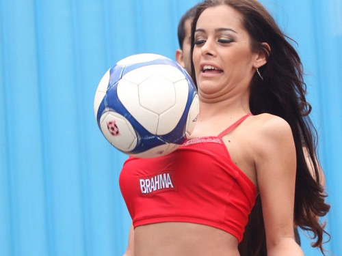 Chân dài Larissa Riquelme "hâm nóng" World Cup - 9