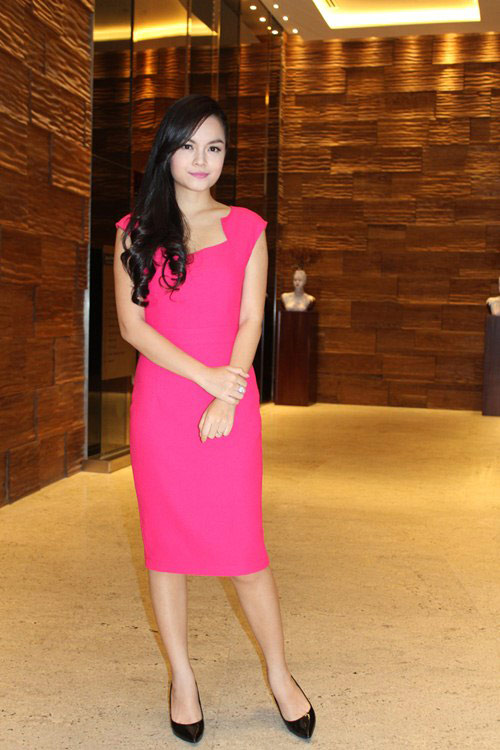 Phạm Quỳnh Anh mặc kín bưng vẫn gợi cảm hút hồn - 8