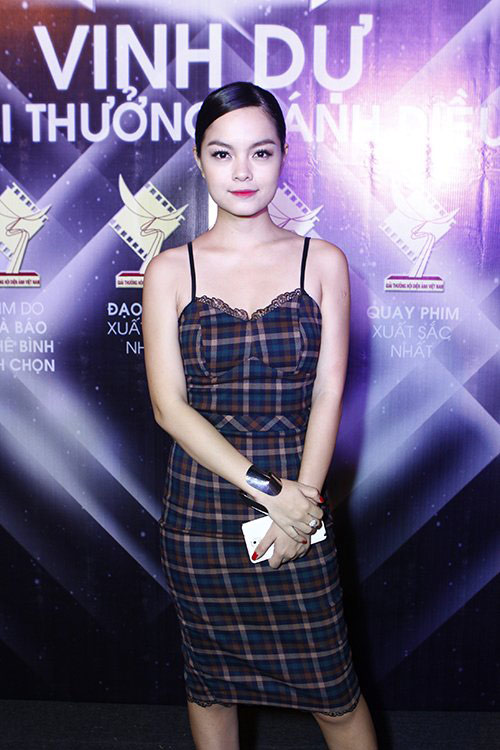 Phạm Quỳnh Anh mặc kín bưng vẫn gợi cảm hút hồn - 7