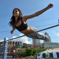 Các cô gái làm nóng thể dục đường phố Hungary