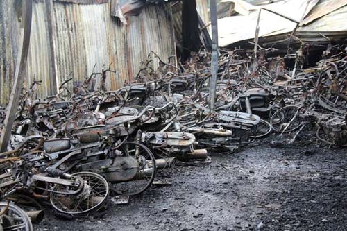 Cháy 300 xe máy: Chủ bãi xe không lo nổi tiền đền bù - 1