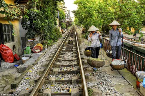 "Xóm đường ray" ở HN gây sốc trên báo nước ngoài - 12