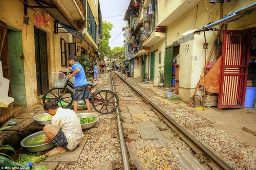 "Xóm đường ray" ở HN gây sốc trên báo nước ngoài - 13