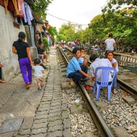 Tin tức trong ngày - "Xóm đường ray" ở HN gây sốc trên báo nước ngoài