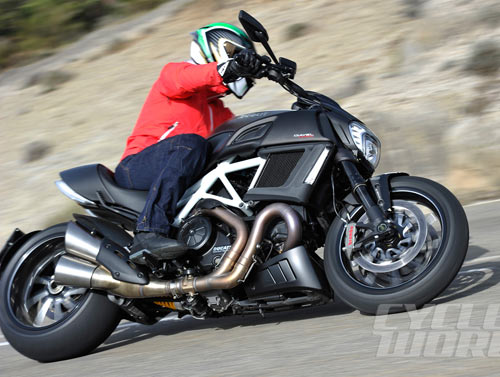 Ducati Diavel 2015 công bố giá - 1