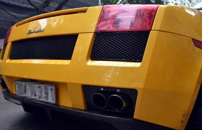 Một trong hai chiếc là mẫu Lamborghini Gallardo đầu tiên về Việt Nam và hiện đã được độ lại nhẹ nhàng với bộ kit Hamann, 4 ống xả.
