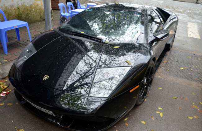Siêu bò Lamborghini Murcielago LP640 màu đen bóng sử dụng động cơ V12, dung tích 6,2 lít, hộp số bán tự động e-Gear hoặc số sàn 6 cấp.
