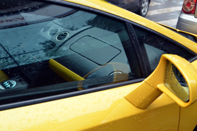 Dù là một model cũ nhưng Lamborghini Gallardo khá thu hút khi di chuyển trên đường phố Hà Nội.
