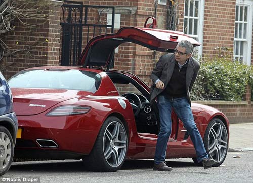 Mr. Bean đi "chợ" bằng siêu xe 200.000 bảng - 1