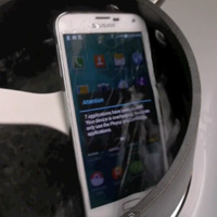 Đun sôi Galaxy S5 trong 2 phút… vẫn “sống”