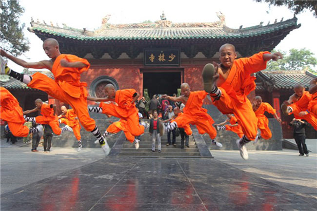 Chùa Thiếu Lâm được xây dựng vào năm Thái Hòa (năm 497). Trải qua các biến động lịch sử, ngôi chùa bị hủy diệt rồi được trùng tu nhiều lần. Hiện nay, Thiếu Lâm là một trong những ngôi chùa xưa nhất của Trung Quốc. 

Đại Hùng Bửu Điện là kiến trúc lớn nhất trong quần thể bao gồm 11 kiến trúc nổi tiếng của Thiếu Lâm tự, và là nơi tổ chức các buổi đại lễ, cầu kinh long trọng. Bên trong Bửu điện là điện thờ Phật Thích Ca cùng tượng của 18 vị La Hán, Tượng Đạt Ma Sư Tổ -  người sáng lập ra Phật giáo Thiền Tông và môn võ Thiếu Lâm.Trên bức tường trong điện La Hán có bức họa 500 vị La Hán biểu lộ sự tôn kính với đức Phật và 48 vết lõm được cho là vết tích của các nhà sư luyện công khi xưa.
