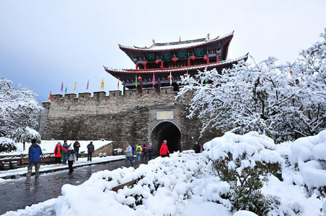 Thành Đại Lý cổ là điểm tham quan du lịch hấp dẫn của tỉnh Vân Nam cùng với Thành cổ Lệ Giang và phim trường Thiên Long Bát bộ.
