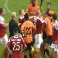 Bóng đá - 8 thẻ đỏ trong 1 trận vì loạn đả trên sân