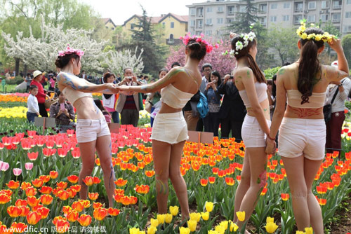 Thiếu nữ Trung Quốc mặc gợi cảm giữa vườn hoa - 2