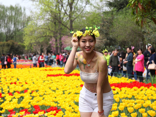 Thiếu nữ Trung Quốc mặc gợi cảm giữa vườn hoa - 3