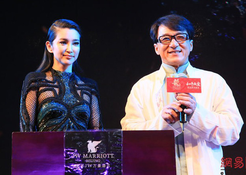 Thiếu nữ Trung Quốc mặc gợi cảm giữa vườn hoa - 6