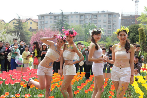 Thiếu nữ Trung Quốc mặc gợi cảm giữa vườn hoa - 1