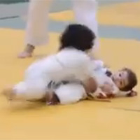 Thể thao - Hài hước 2 võ sĩ nhí tỷ thí trên sàn đấu