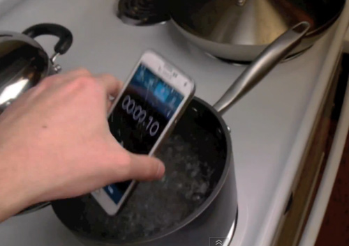 Đun sôi Galaxy S5 trong 2 phút… vẫn “sống” - 1