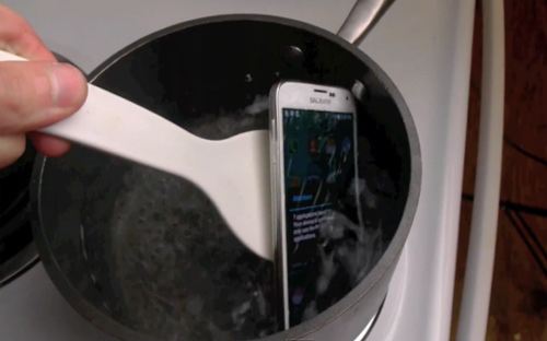 Đun sôi Galaxy S5 trong 2 phút… vẫn “sống” - 2