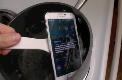 Đun sôi Galaxy S5 trong 2 phút… vẫn “sống” - 4