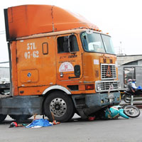 Tin tức trong ngày - Cả nhà bị cuốn vào container, bé 18 tháng tử vong