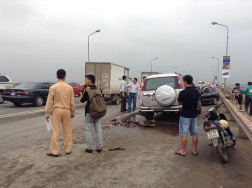 Tai nạn trên cầu Thăng Long, 5 người nhập viện - 3