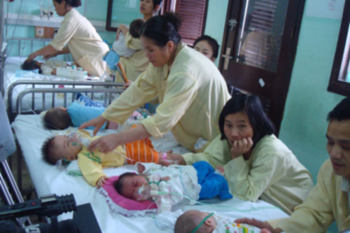 Gần 3000 trẻ mắc sởi, Bộ Y tế vẫn chưa công bố dịch - 1