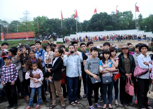 Biển người chen chân dâng hương ngày Giỗ Tổ - 2