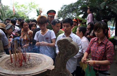 Biển người chen chân dâng hương ngày Giỗ Tổ - 11