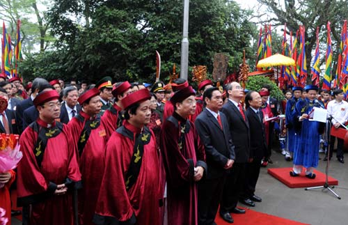 Biển người chen chân dâng hương ngày Giỗ Tổ - 7